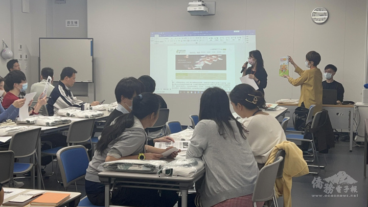 駐日本代表處僑務組副組長宋惠芸說明全球華文網資訊