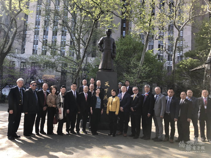 僑委會委員長徐佳青至紐約華埠國父銅像獻花致敬