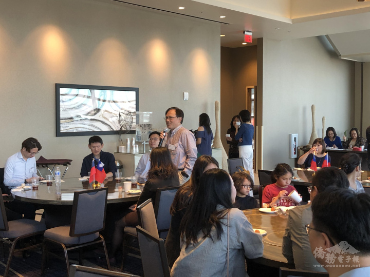 僑務座談會中，與出席鄉親發表意見