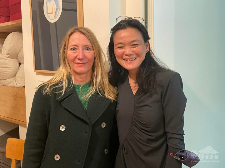 華瑞文化協會會長Tina Müller(左)與小旺萊文化協會會長郭芳君(右)