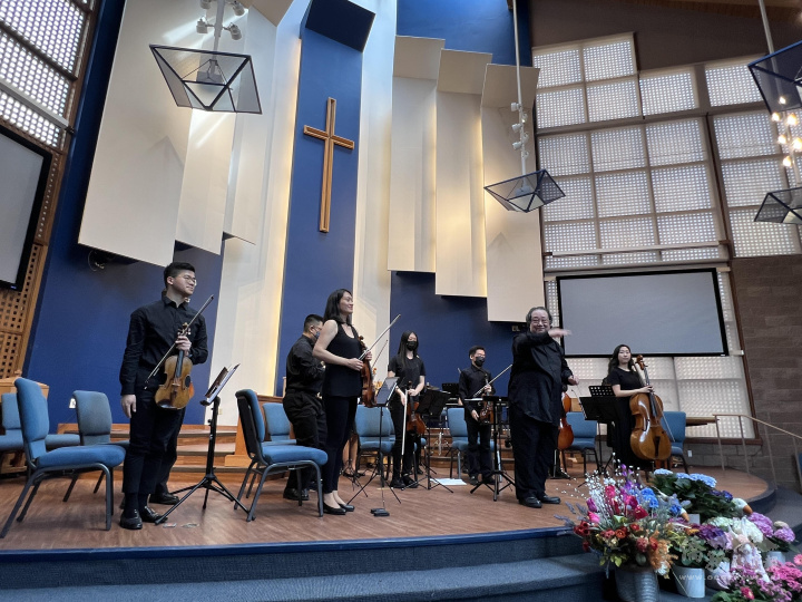 音樂總監及指揮王明星團長率樂團進演出