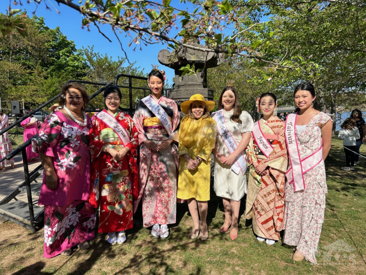 NCSS名譽顧問暨在美日本大使館聯絡官Akiko Keene(中)與臺灣及日本櫻花小姐代表合影