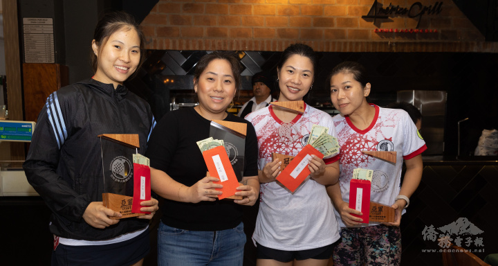 女子A組的冠亞軍得主獲頒獎盃以及獎金（左起：陳怡蓁、Leticia、鍾孟庭、李珮如）