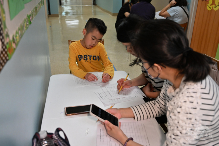 傳統注音班一年級學生接受認字檢定考試