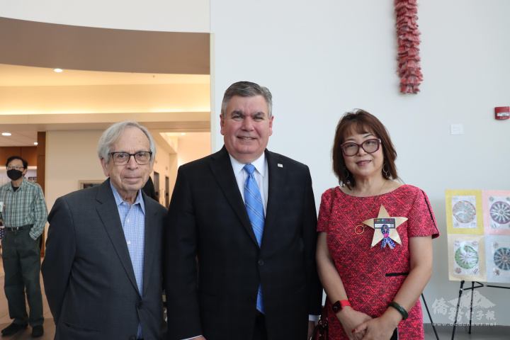 左起，UTD亞洲研究中心Dr. Dennis Kratz、李察遜市長PaulVoelker及亞洲研究中心主任Sharon Gou