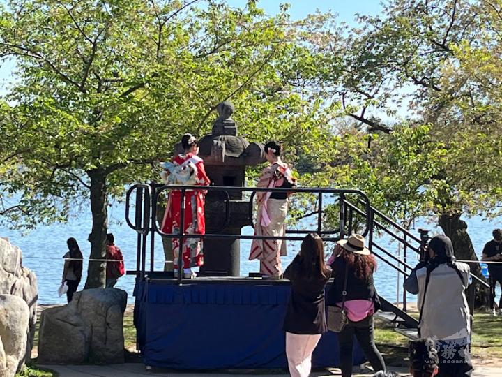 石頭燈籠點燈儀式進行