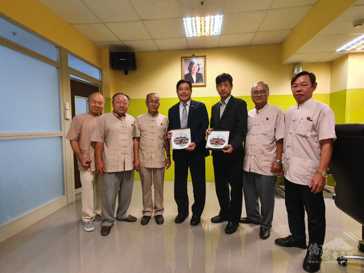 張皓鈞(中)與訪團人員合影