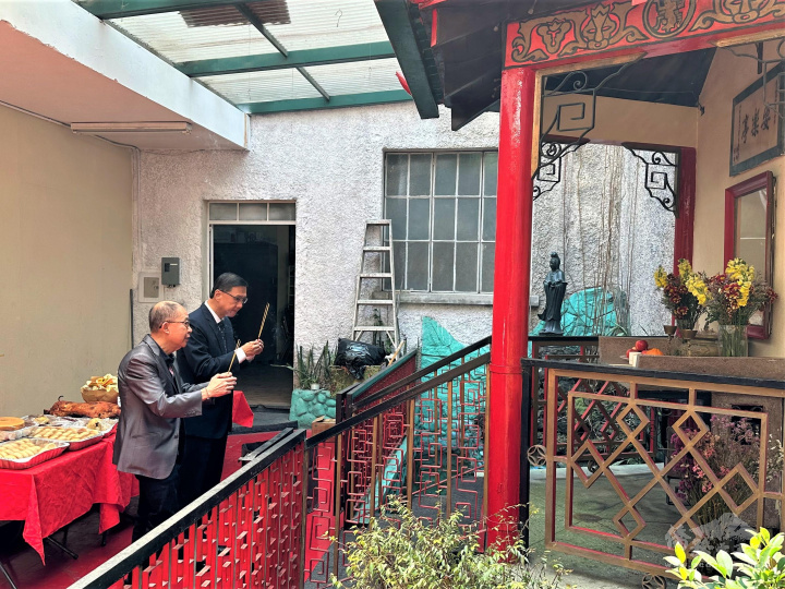 駐瓜地馬拉大使館大使曹立傑及廣東同鄉會會長劉紀慈共同上香行禮