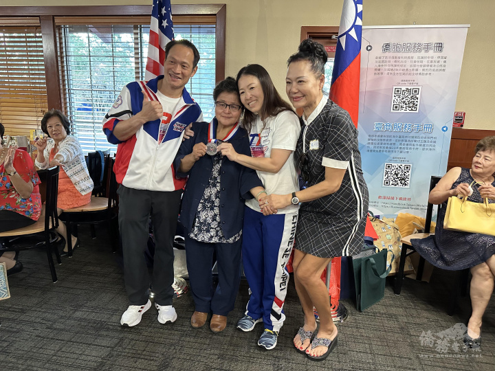 臺灣代表隊領隊張育銓（左一）與代表隊為陳文迪（左二）準備銀牌感謝其十數年來擔任美國後援會統籌無私奉獻