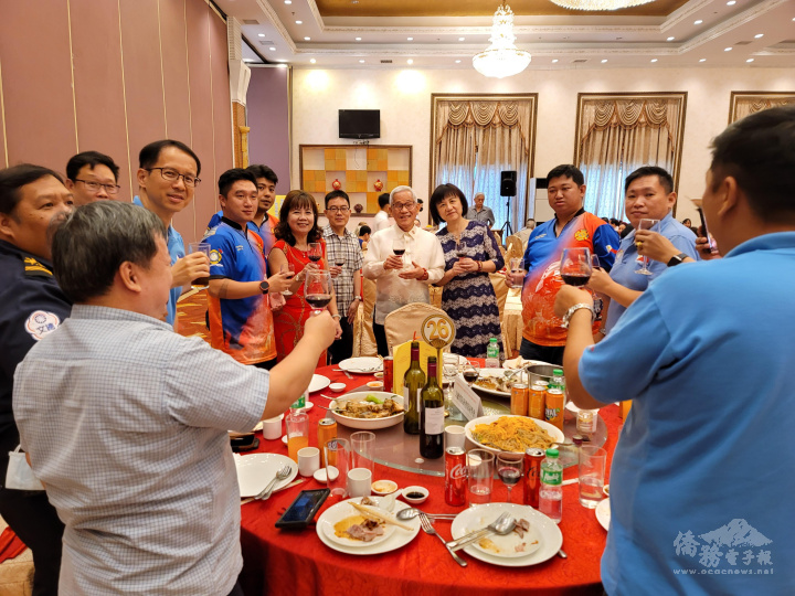 徐佩勇伉儷在菲華文教中心主任王映陽的陪同下逐一到各桌致意