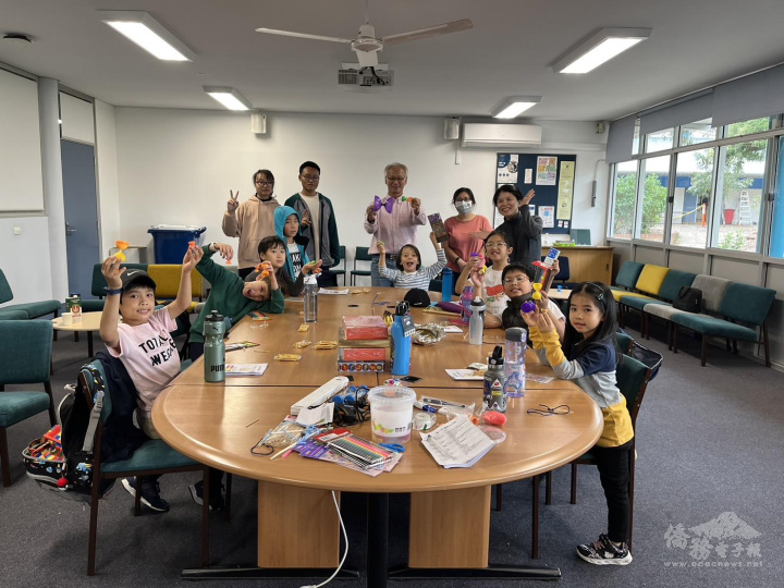 學生動手製作小模型扯鈴