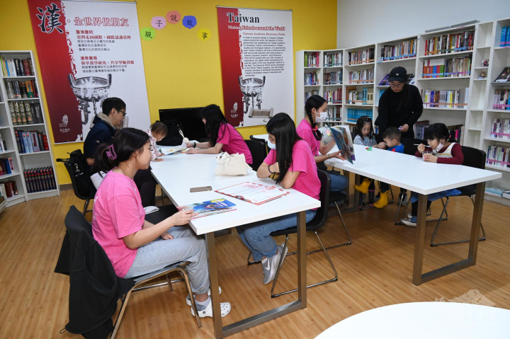 海外青年文化大使FASCA在文教中心圖書館陪小朋友看童書講故事