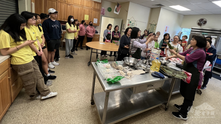 水晶粽由張淑娟教學，學員分三組，製作出綠豆沙、紅豆、紫薯泥等三種內餡的迷你水晶粽