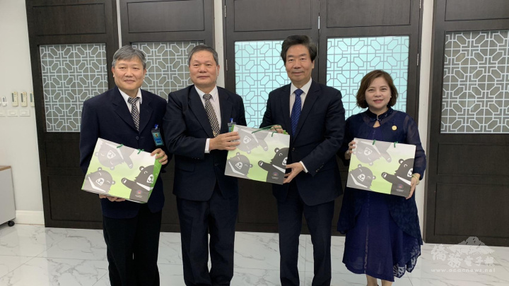 駐泰代表處大使莊碩漢在僑務顧問張玲琴協調下，接見泰國一貫道總會陳國華理事長及詹振豐秘書長，並致贈紀念品。