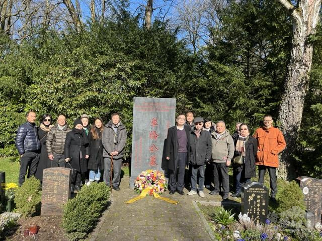 清明節掃墓，眾人合影