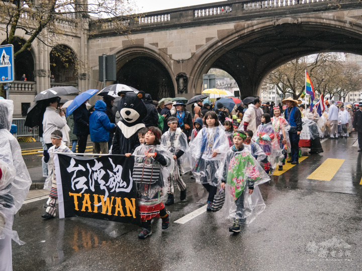 臺灣隊，小而堅強的隊伍，風雨之中精神抖擻。照片提供：小旺萊文化協會
