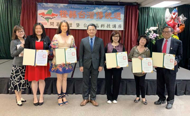 當天致頒112年1月1日起新、續任僑務顧問及僑務促進委員聘書。右起僑務顧問曾昭華、康秋霞、魏渝蓉、處長紀欽耀、僑務顧問陳玫秀、僑務促進委員胡佳惠、橙僑中心主任蕭蓓如。