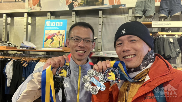 廖建銘 (右) 跑完波士頓馬拉松賽後拿到六馬大滿貫獎牌。(跑友提供)