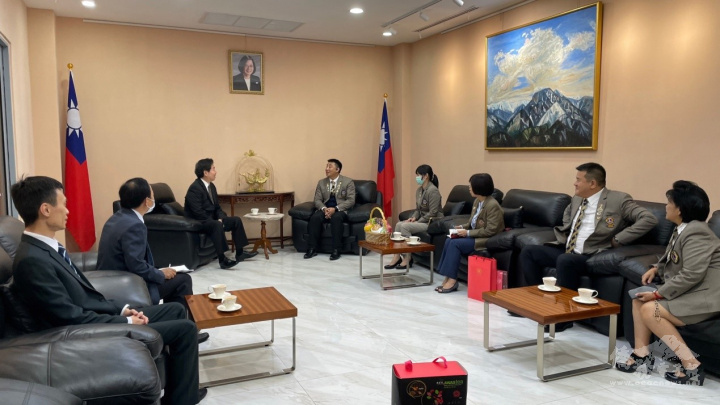 莊碩漢與拜會人員交流