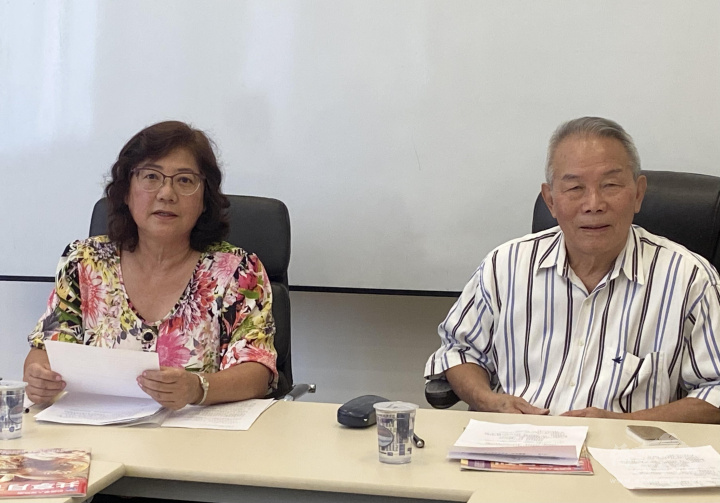 會長林美君（左）報告會務、座談會召集人鄧幸光老師（右）