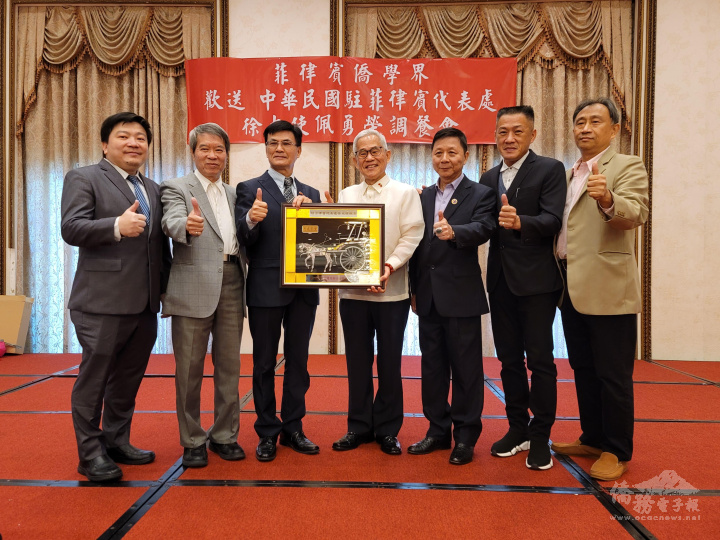 菲律賓臺灣同鄉會贈送紀念品予徐佩勇（中）