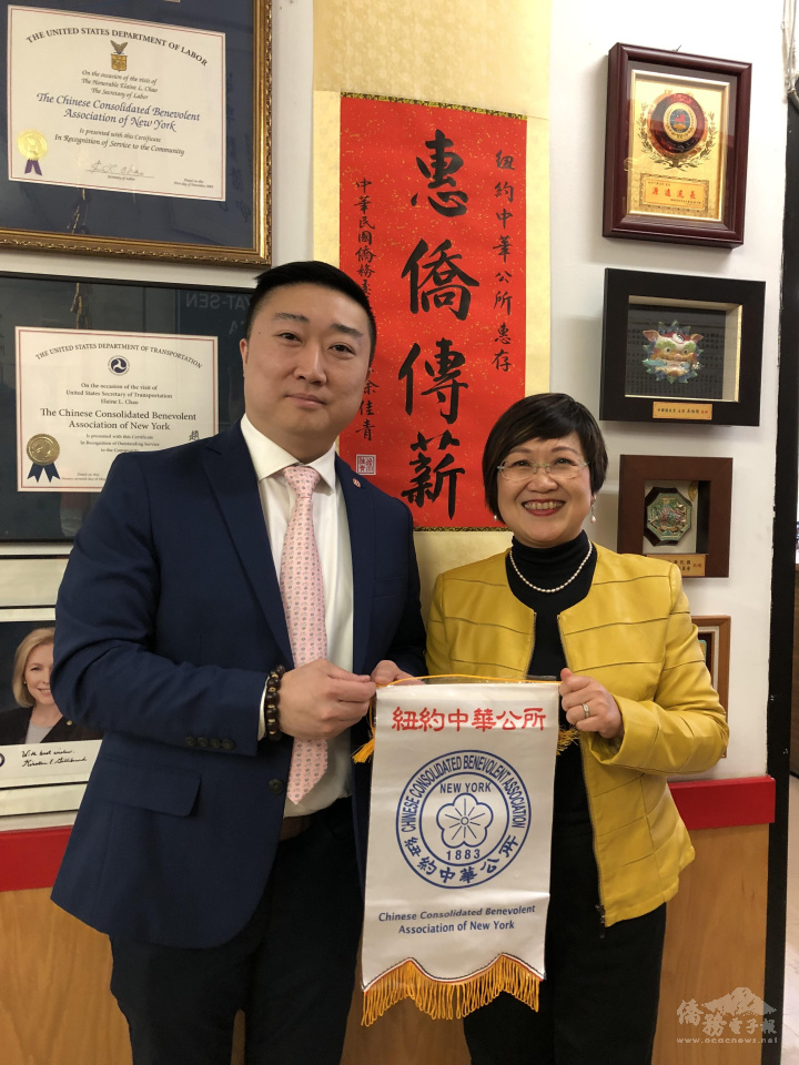 徐佳青致贈「惠僑傳薪」掛軸，由紐約中華公所主席曾偉康(左)代表接受