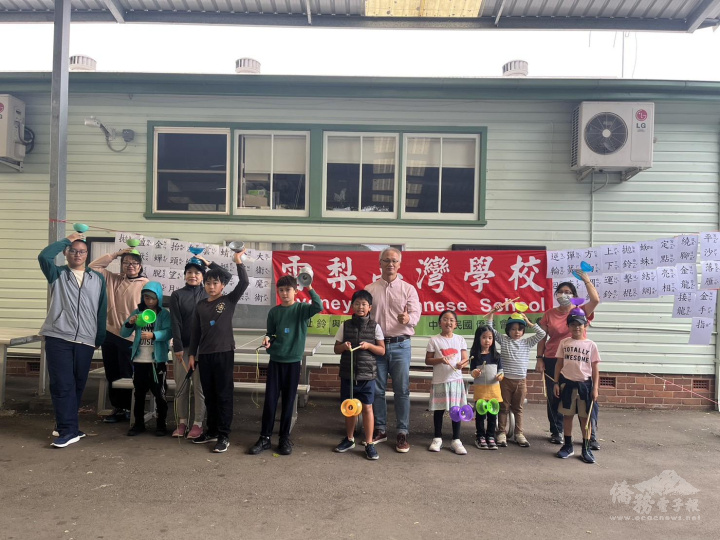 簡明輝與學生合影