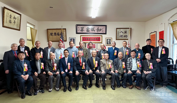 賴銘琪(前排右5)、蘇上傑(前排左4)與19個僑團代表合照