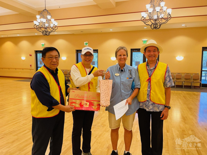 The leaders of 'Team Taiwan' volunteer group presented a souvenir to the site supervisor in gratitude for her assistance in the adoption of the park project. (From left: Jack Kao, Charles Chou, Sheryl Fleming, and Joe Wang)
