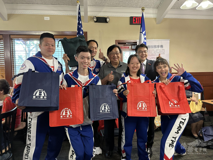 周啟宇與第一銀行致贈紀念品給臺灣代表隊各組領隊