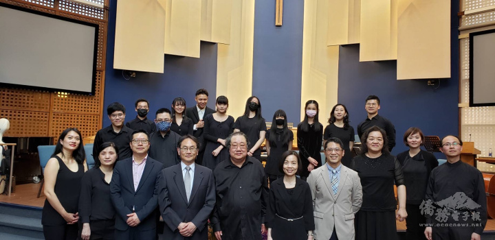 多倫多臺灣室內樂團指揮王明星(前排左五)、駐多倫多辦事處陳錦玲處長伉儷(前排右四及右五)、副處長陳冠中(前排左四)、多倫多文教中心主任藍柏青(前排左三)、副主任徐沛宸(前排左二)等與團員合照