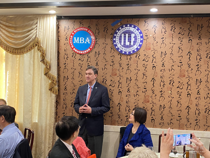 Amtrak國家鐵路客運公司董事傑龍致詞