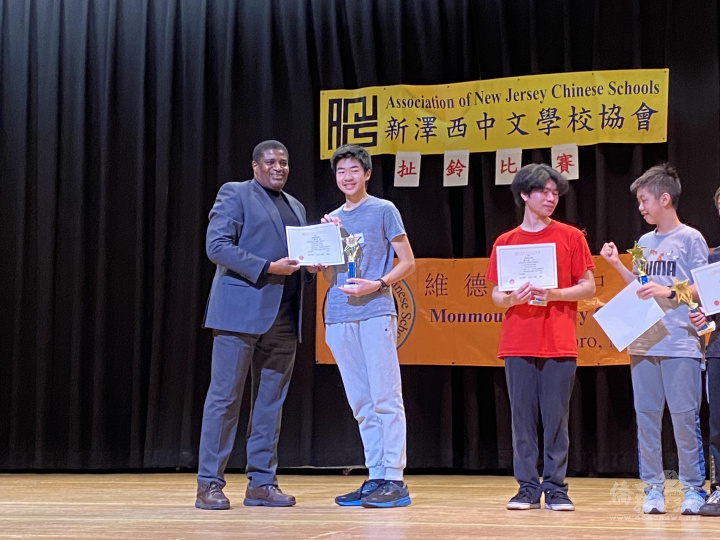 維德孟華中文學校校長吳傳柏Herbert Gordon（左）頒獎