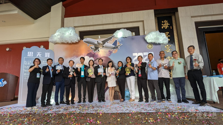 開幕嘉賓合影【峇株留臺同學會提供】