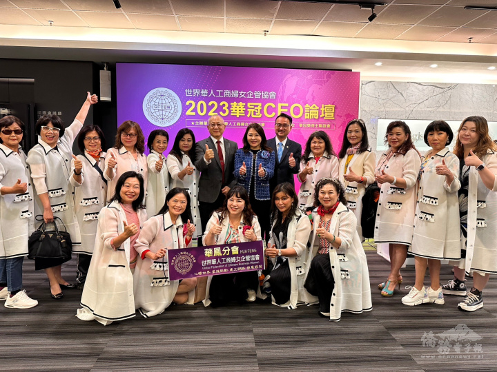 阮昭雄副委員長(後排右6)與世華莊總會長住維(後排中)、國立政治大學企家班總導師司徒達賢教授(後排左7)及姊妹們一同合影。