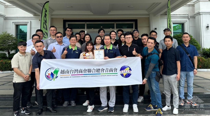 青商會由會長林洋逸帶領，參訪DDK鋒明集團與創辦人蔡文瑞-副總經理陳志成-參訪青商理監事會員合影