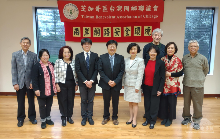 文教中心主任蔡季穎(左四) 、副主任黃士聰(左一)與貴賓會影：李曼宜會長(左六)   黄基禎博士(左五)   徐曙明僑務委員(右三)    頼志鴻會長(右一)    介文涓會長(右二)    項邦珍會長(左三)   