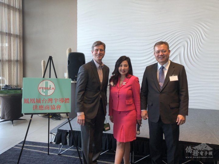 洛僑中心主任陳敏永(右)及國會議員Greg Stanton (左)應邀出席觀禮