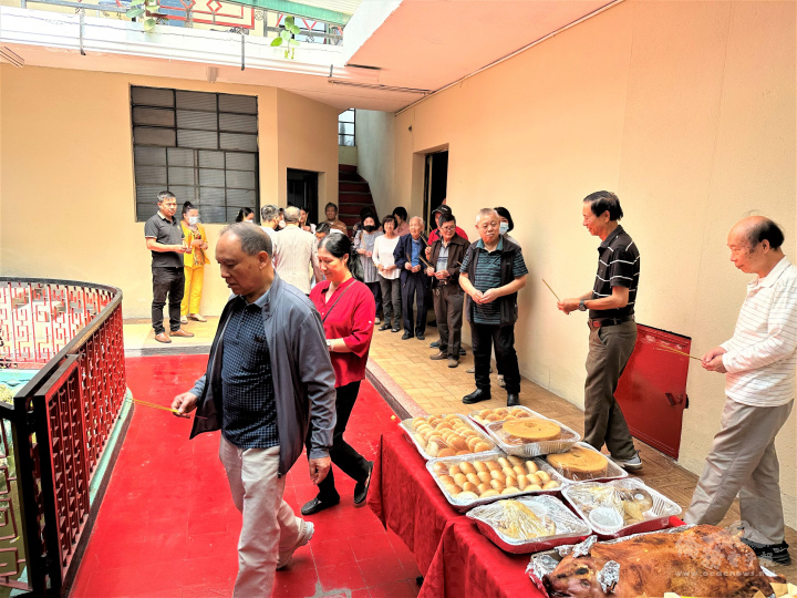 廣東同鄉會準備了乳豬、黃雞、發糕、包點、清酒、香茶、水果等祭品