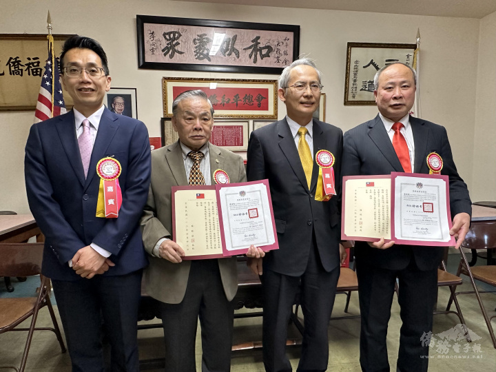 頒發委員長徐佳青賀狀，左至右：蘇上傑、周達昌、賴銘琪、余武良