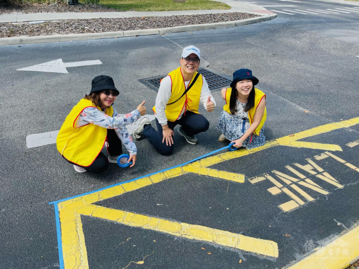 Director General Charles Chou, Maria Liu and Jasmine Tsai from TECO in Miami measured the lines in the parking lot.