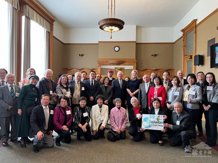 加拿大安大略省議員何德孟在省議會發表紀念馬偕聲明後，舉行紀念茶會，與安省省議員、駐多倫多辦事處長陳錦玲及多倫多僑務榮譽職人員、僑團代表合影。（駐多倫多辦事處提供）