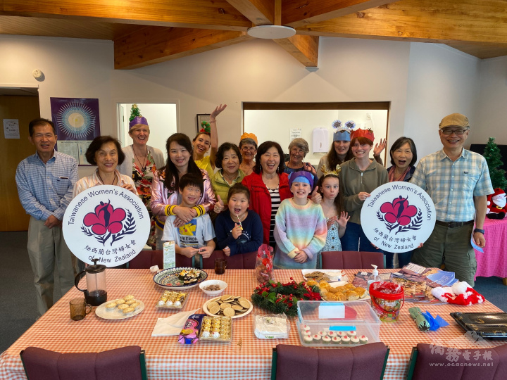 黃瑪美(中)帶領紐西蘭臺灣婦女會與紐西蘭環保素食協會合作，推廣環保素食理念