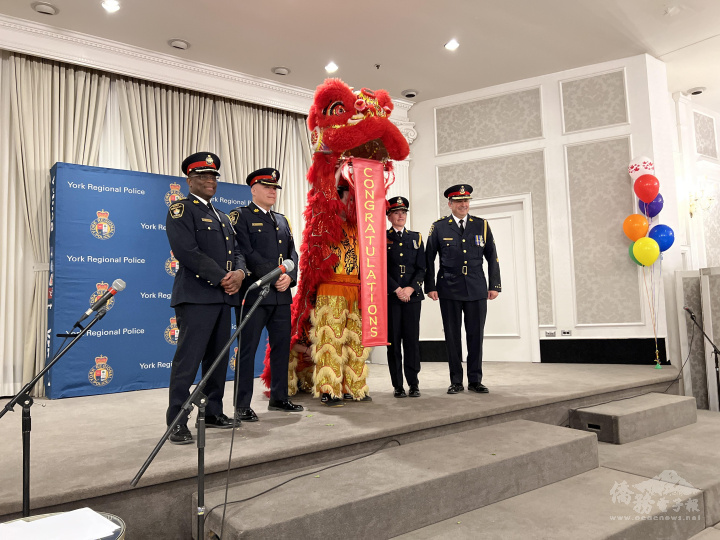 約克郡警局成員在舞獅拉開恭喜布軸合照