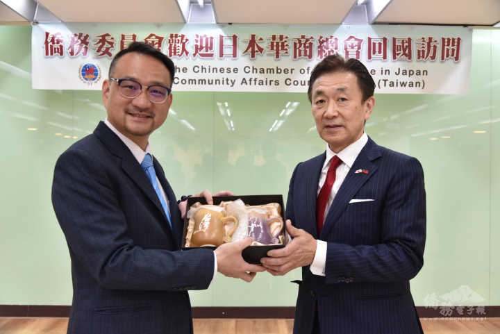 阮昭雄(左)致贈朱恭亮(右)紀念品