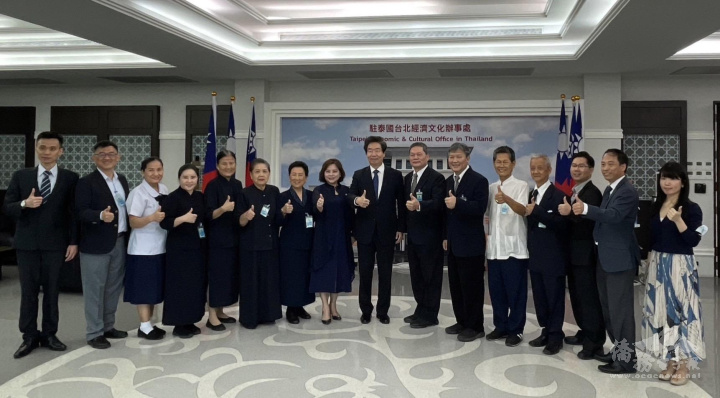 莊碩漢接見泰國一貫道總會理事長陳國華及各主線代表，於代表處大廳合影留念。