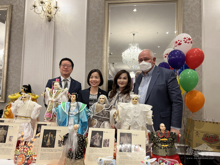 駐多倫多辦事處處長陳錦玲、文教中心主任藍柏青、僑務委員林美玲及萬錦市長薛家平等在布袋戲偶展攤前合照