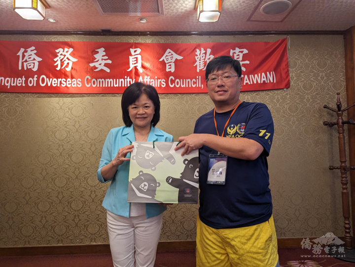 僑民處處長賴麗瑩（左）代表僑委會致贈受訓學員紀念品，王永鑫（右）代表接受