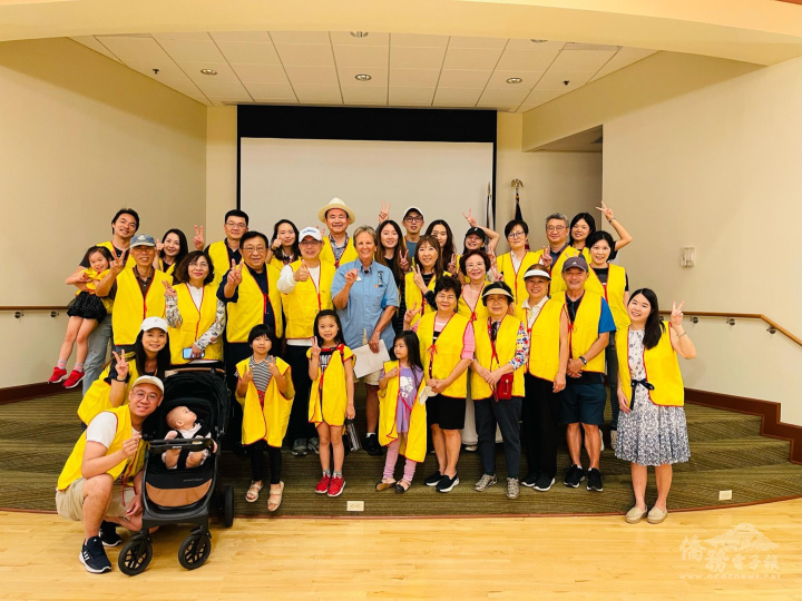 Site supervisor Sheryl Fleming (in blue shirt) gave the volunteers an orientation.