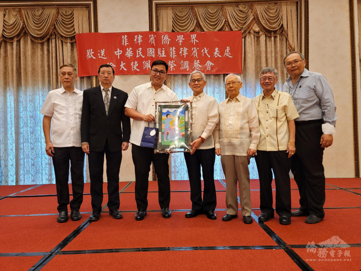 菲華文經總會贈送紀念品予徐佩勇（中）